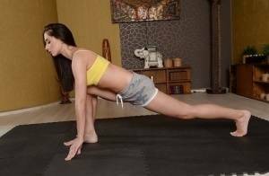 Cute brunette babe Aruna Aghora doing yoga in shorts and bare feet on leaks.pics