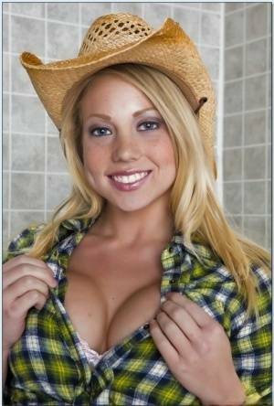 Blond teen babe in a cowboy hat Shawna Lenee goes nude in the shower on leaks.pics