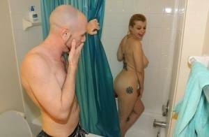 Naked girl Nadia White pleasures her guy's cock while taking a shower on leaks.pics