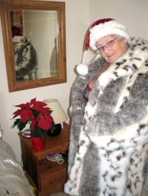 British nan Grandma Libby exposes her fat body in a Christmas hat and hosiery - Britain on leaks.pics