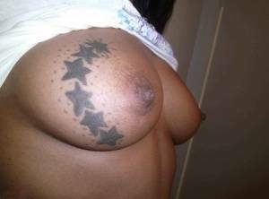 Ebony amateur takes self shots of her big tattooed boobs and bald vagina on leaks.pics