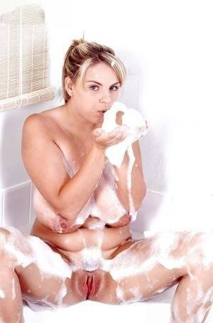 Plump Euro babe Kelly Kay soaps up huge pornstar juggs in bathtub on leaks.pics