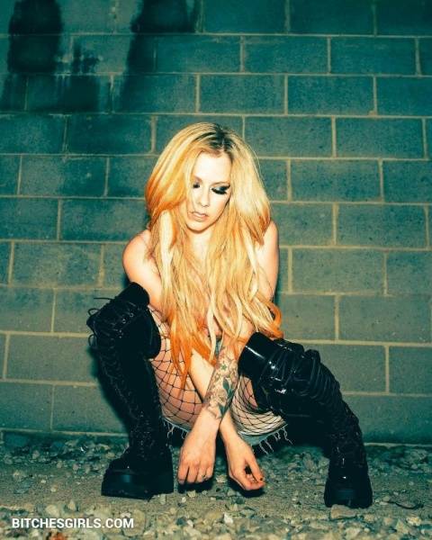 Avril Lavigne Nude Celebrity Leaked Tits Photos on leaks.pics
