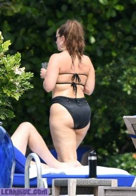  Ashley Graham Shows Huge Butt In Bikini on leaks.pics