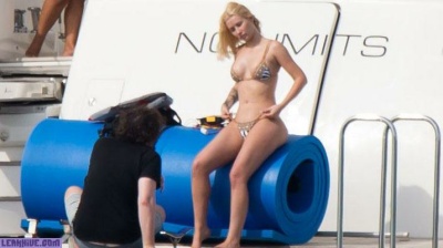 Iggy Azalea showing her big ass on the beach on leaks.pics