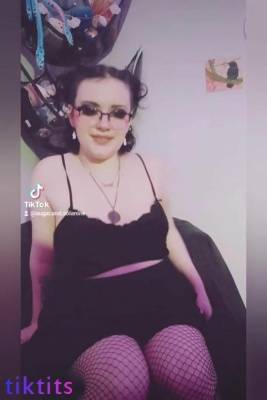 A heavily painted fat chick leaked a selection of TikTok Porn videos with her starring role on leaks.pics
