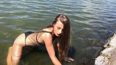 Anna Zapala Shoot In The Water on leaks.pics