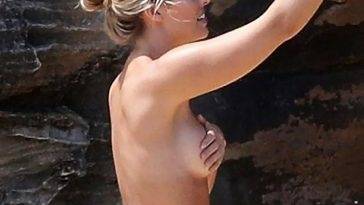 Natasha Oakley Topless — Australian Model Showed Her Curves In A Bikini - Australia on leaks.pics