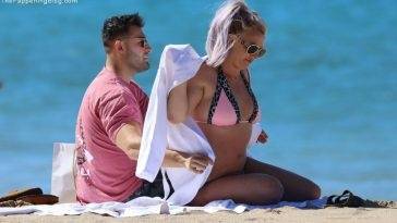 Britney Spears is Seen Wearing a Pink and Black Bikini While on Vacation with Her Boyfriend on leaks.pics