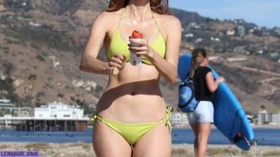Blanca Blanco showing cameltoe in a bikini on the beach on leaks.pics