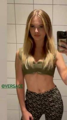Sexy little Freya Allan showing off her tight abs on leaks.pics