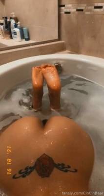 Cincinbear Nude Bath Onlyfans Video  on leaks.pics
