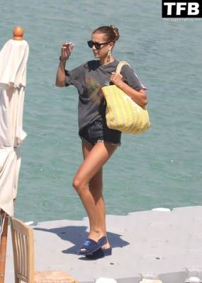 Nicole Poturalski is Spotted with Nico Schulz Out in Mykonos on leaks.pics
