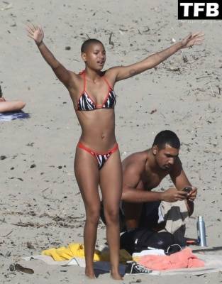 Willow Smith Makes a New Friend While Tanning Solo in Malibu on leaks.pics