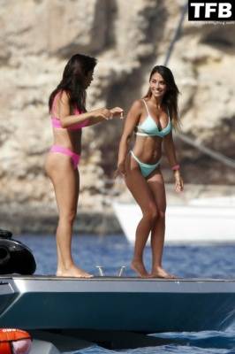 Antonela Roccuzzo & Lionel Messi Enjoy a Day at Sea in Ibiza with Cesc Fabregas and Daniella Semaan on leaks.pics