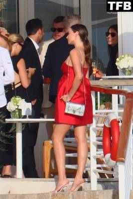 Leggy Miranda Kerr Meets Up with Paris Hilton and Jared Leto at the Hotel du Cap Eden Roc on leaks.pics
