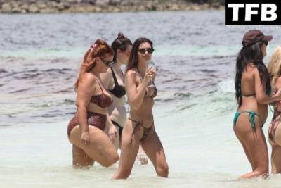 Emily Ratajkowski Shows Off Her Supermodel Figure as She Hits the Beach in Mexico - Mexico on leaks.pics