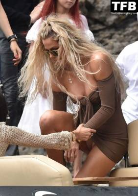 Khloe Kardashian Displays Her Tits and Panties in Portofino on leaks.pics