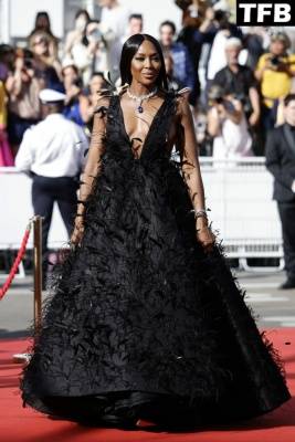 Naomi Campbell Displays Her Tits at the 75th Annual Cannes Film Festival - fapfappy.com