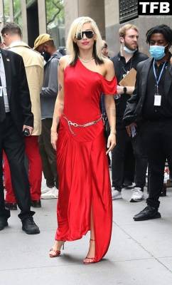 Miley Cyrus Looks Hot in Red as She Attends the 2022 NBCUniversal Upfront in New York - New York on leaks.pics