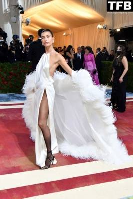 Hailey Bieber Shows Off Her Sexy Legs at The 2022 Met Gala in NYC on leaks.pics