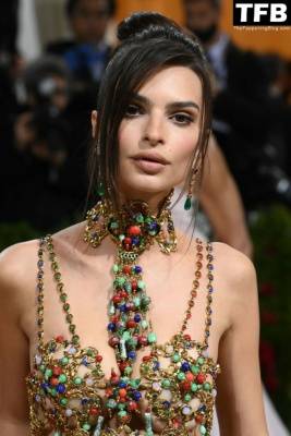 Emily Ratajkowski Looks Stunning in a See-Through Dress at The 2022 Met Gala on leaks.pics
