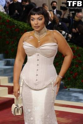 Paloma Elsesser Shows Off Her Big Boobs at The 2022 Met Gala in NYC - fapfappy.com