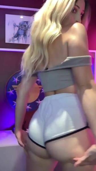 Holly Wolf Gamer Booty Shake Porn Video  on leaks.pics