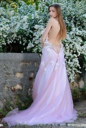 Beautiful girl Elle Tan slips off wedding dress to pose nude in garden on leaks.pics