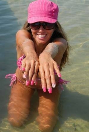 Amateur model Lori Anderson shows her hairy arms while wearing a bikini on leaks.pics