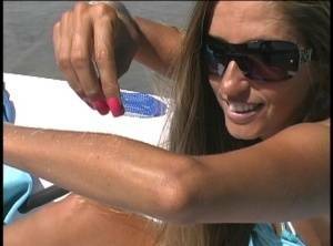 Amateur model Lori Anderson exhibits her hairy forearms in sunglasses on leaks.pics