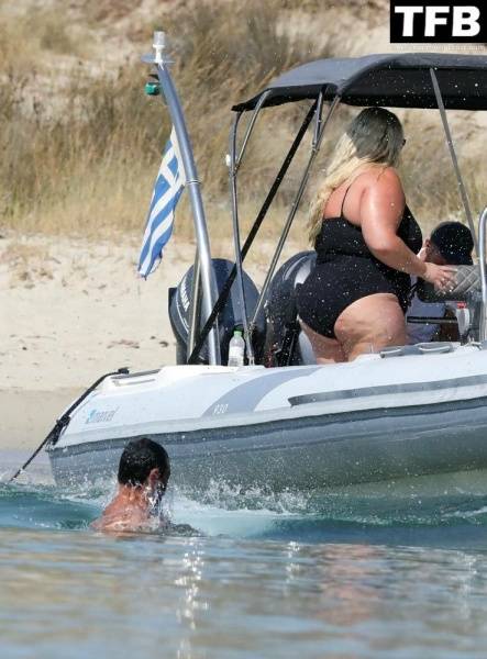 Gemma Collins Flashes Her Nude Boobs on the Greek Island of Mykonos - Greece on leaks.pics