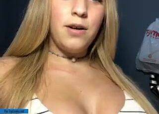 Spanish girl teasing her cleavage gracesosaqueen - Spain on leaks.pics
