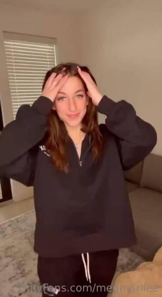 Megan McCarthy Sweatsuit Strip Onlyfans Video Leaked on leaks.pics