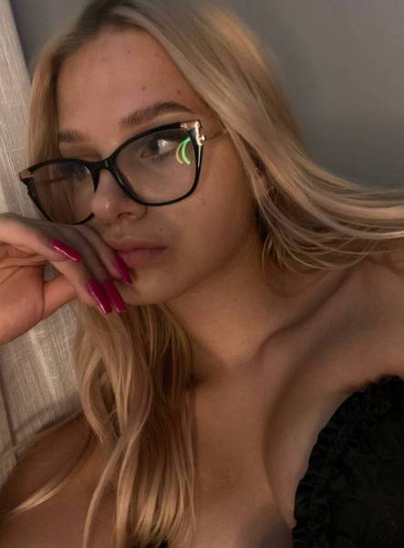 Lovely model LittleTinyBlonde boobs show on leaks.pics