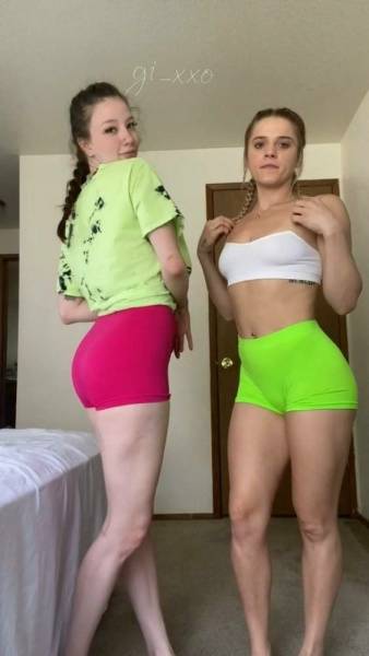 Gii_xoxo69 Lesbian TikTok Challenge Onlyfans Video Leaked on leaks.pics