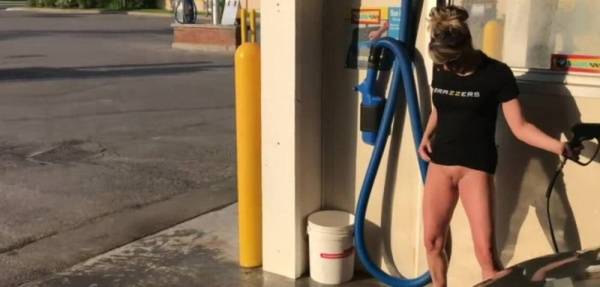 MILF WASHING CAR WITH NO PANTIES HEELS BUSY OUTDOOR CARWASH on leaks.pics