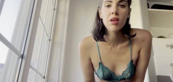She changes lingerie for her husband and the video ends up on leaks.pics