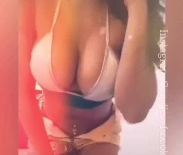 Hot slut gets naked during a live show on leaks.pics