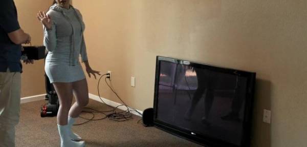 Curvy Latina wife cheats on her husband with the cable guy on leaks.pics