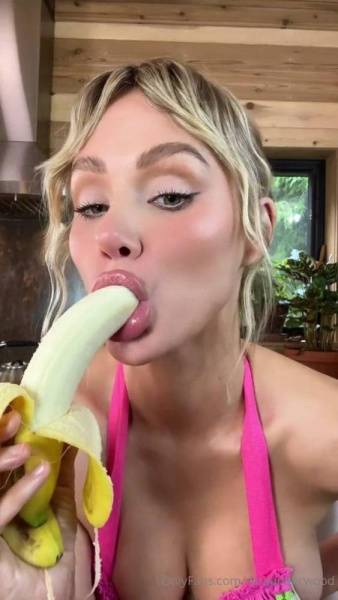 Sara Jean Underwood Banana Blowjob OnlyFans Video Leaked on leaks.pics
