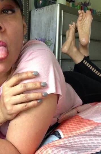 Oily soles in the pose on leaks.pics