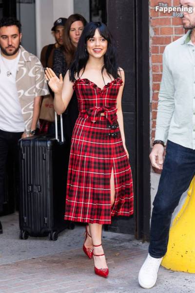Jenna Ortega Flashes a Smile and a Wave as She Steps Out in NYC (35 Photos) - Usa on leaks.pics
