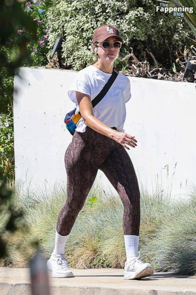 Jessica Alba Shows Off Her Sexy Butt Wearing Leggings in Beverly Hills (23 Photos) on leaks.pics