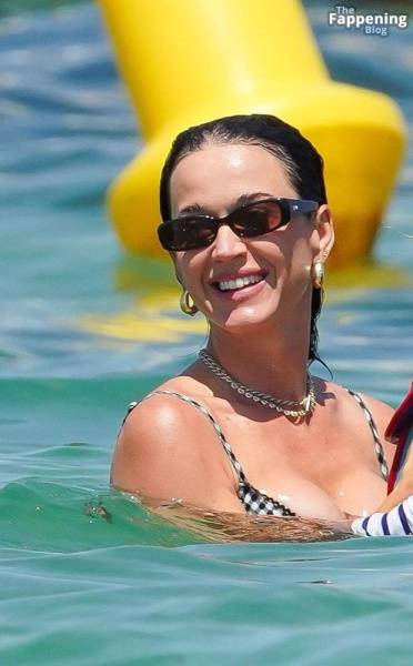 Katy Perry and Her Family Arrive at Le Club 55 in Saint-Tropez (97 Photos) - France on leaks.pics