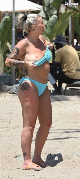 Kerry Katona Flashes Her Nude Boob on the Beach (70 Photos) - Spain on leaks.pics