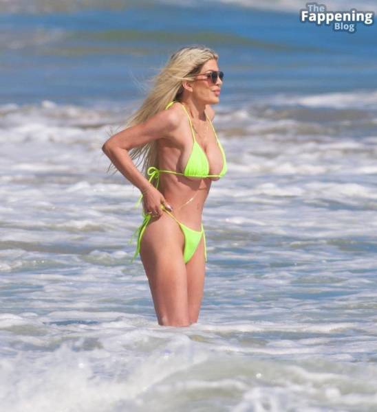 Tori Spelling Looks Smoking Hot in a Bikini as She Hits the Beach in Malibu (24 Photos) on leaks.pics